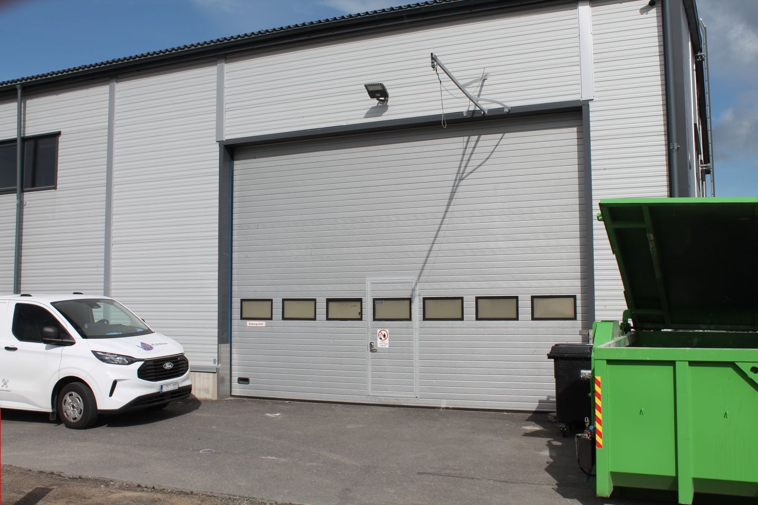 Nosto-ovi, leveys n. 6,4m ja korkeus n. 4,5m