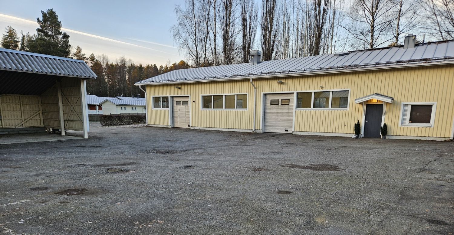 Joensuu, HukanhautaLiikenteellisesti hyvällä paikalla oleva liiketila.Halliosa avointa tilaa, joka mahdollistaa tilan monipuolisen käytön.Varustettu kahdella korkealla nosto-ovella.Toimisto, sosiaalitilat, jne.Lisäksi 4 auton autokatos.Heti vapaa tila.Lämmitys maalämmöllä, ja vuokralainen v...