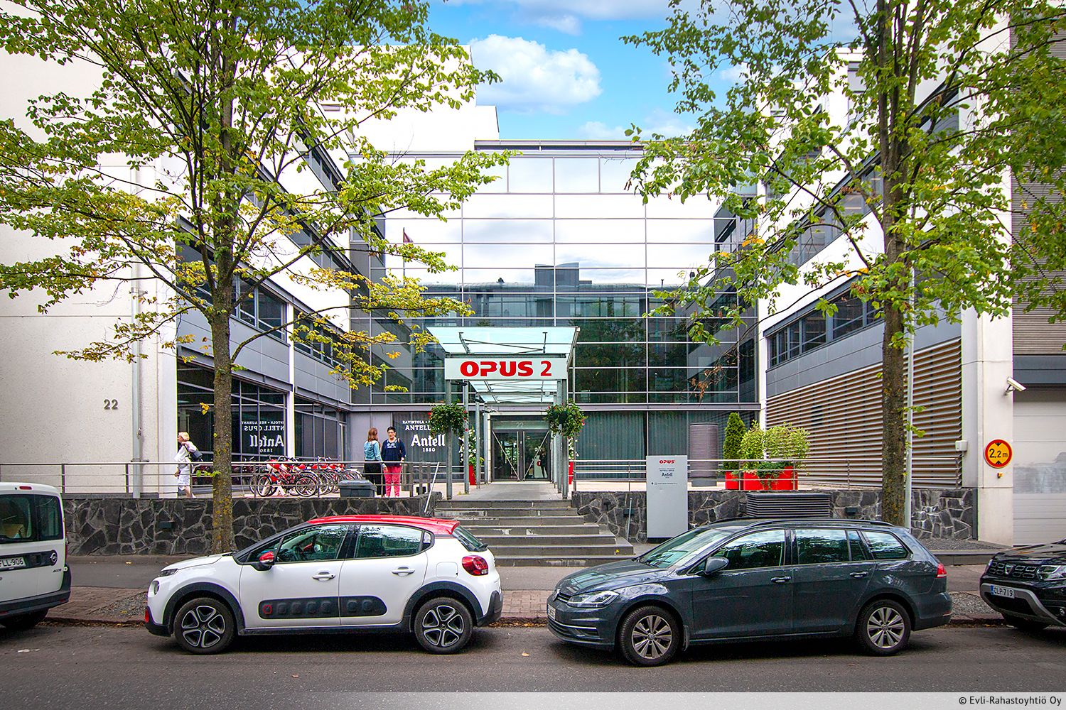 Vuokrattavana Byroo-pientoimistoalueelta 11 m&sup2; toimistohuone. Bisneskyl&auml;n pientoimistoalueella yrityksell&auml;si on my&ouml;s k&auml;yt&ouml;ss&auml;si alueen yhteisk&auml;ytt&ouml;tilat; keitti&ouml;, ruokatila/lounge, saniteettitilat. Bisneskyl&auml;l&auml;isille tarjotaan my&ouml;s kah...