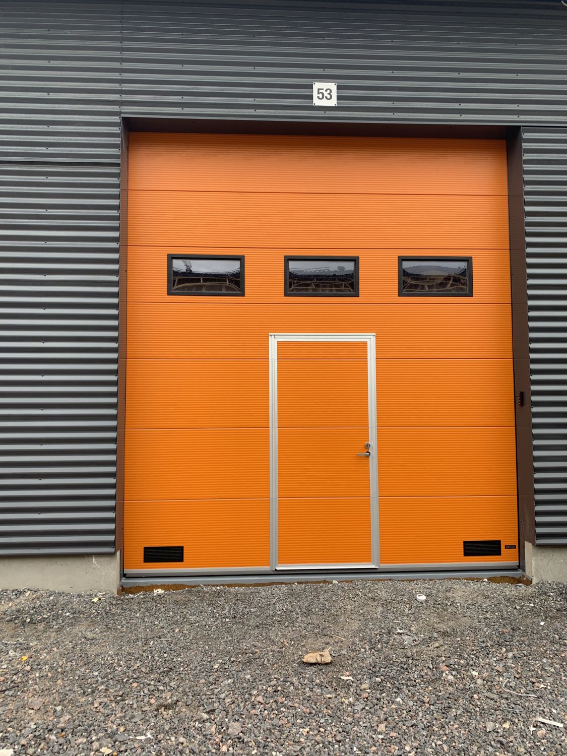 Sähköinen nosto-ovi ulkoa