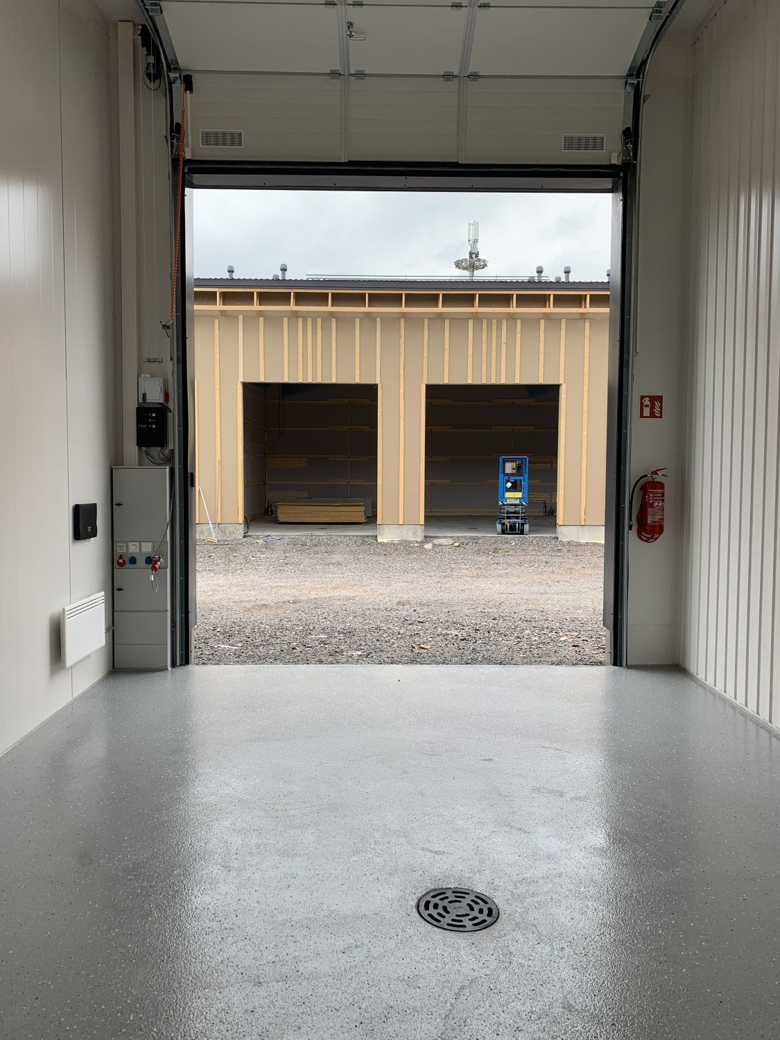 Tilakuva sähköiselle nosto-ovelle päin