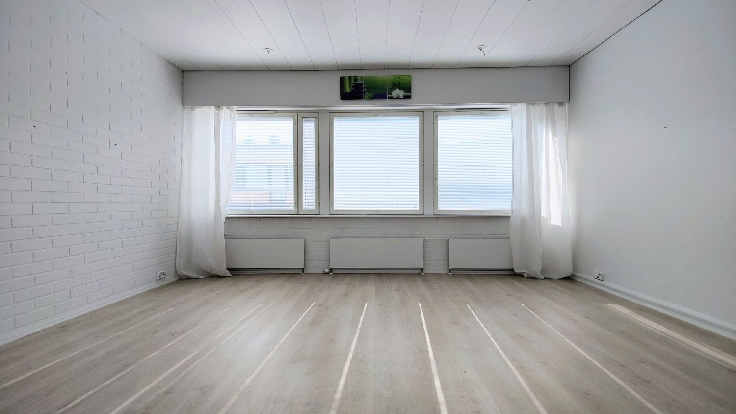 Tämä Lohjan ydinkeskustassa sijaitseva pieni ja siisti toimitila tarjoaa mahdollisuuden niin rauhalliseen toimistotyöskentelyyn kuin myös asiakkaiden kohtaamiseen, esimerkiksi hoivatyön vastaanottotilana. Sijaitsee toisessa kerroksessa, ei hissiä. Ikkunat takapihan suuntaan, joten liikenne ei aihe...