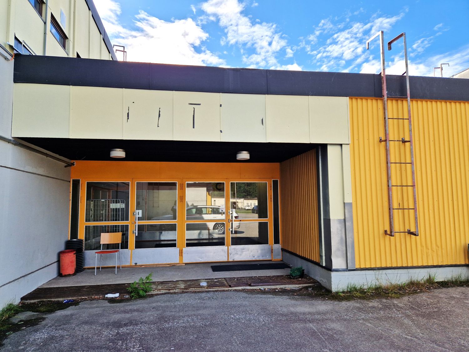 Vuokrataan siistiä toimisto- ja varastotilaa Rovaniemen Teollisuuskylästä. Toimistotilassa on kaksi erillistä huonetta sekä keittiö. Käytävän toisella puolella on vielä yksi toimistohuone. Toimistotilaa on yhteensä noin 72 m² ja se vuokrataan yhtenä kokonaisuutena. Ota yhteyttä ja kysy lisää!...