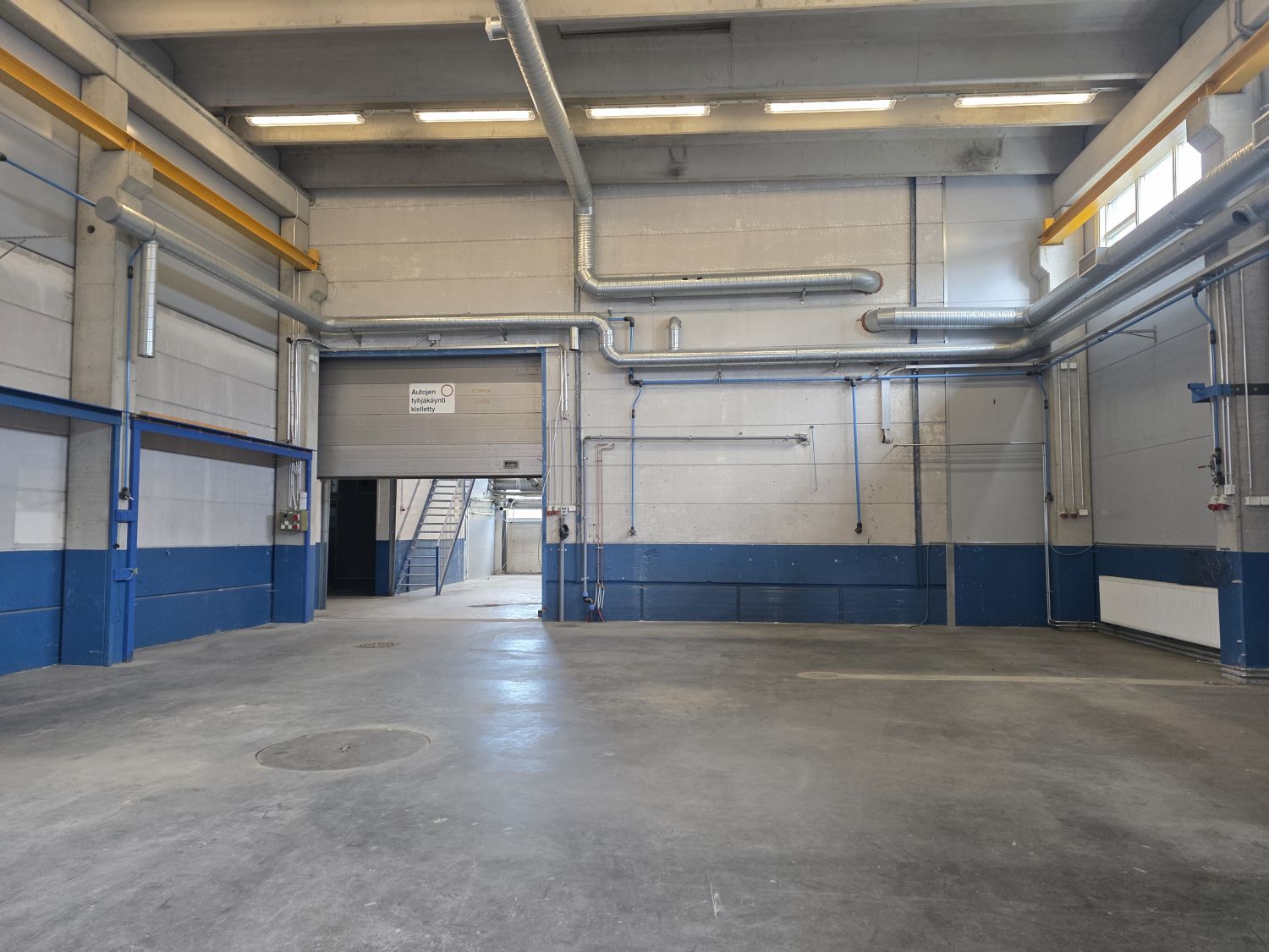 nosto-ovi takatilan halliin