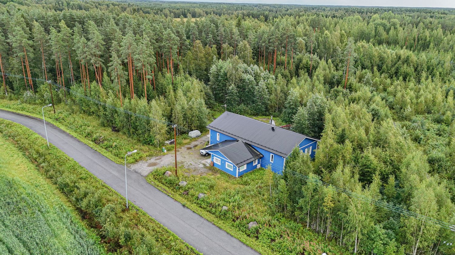 Hyväkuntoinen hallikiinteistö Siikaisten keskustassa.9310 neliön tontilla vuonna 2010 valmistunut hallirakennus.Kerrosala noin 320 neliötä, josta hallitilaa noin 260 neliötä. Tämän lisäksi noin 60 neliön sosiaalitilat.Kaikki siistissä kunnossa. Sisäkorkeus hallitilassa noin 4,1 metriä. Kaksi n...