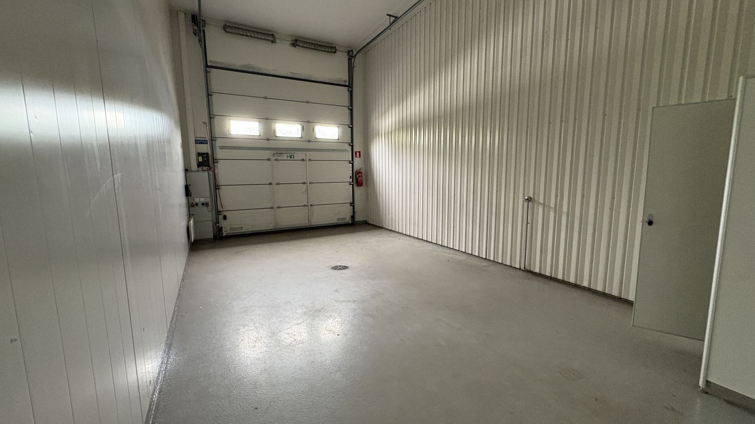 Tilakuva sähköiselle nosto-ovelle päin