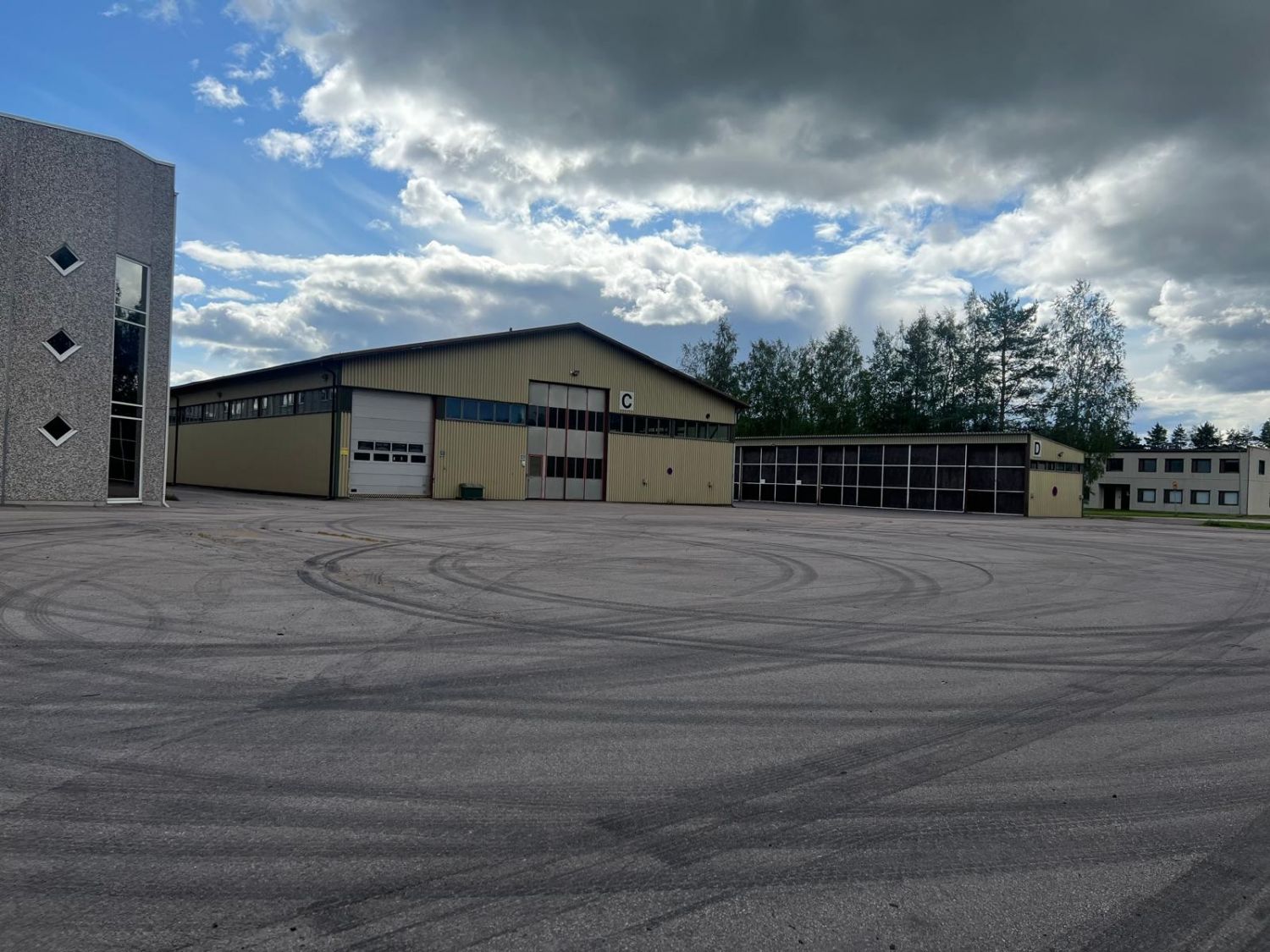 Suurimmaksi osaksi 6,5 - 7,5 metriä korkeaa hallitilaa. Iso ruokala, uusittu v. 2024. Toimistotilaa noin 60 - 70 henkilölle.Voidaan vuokrata kokonaisuutena tai sopimuksen mukaan.