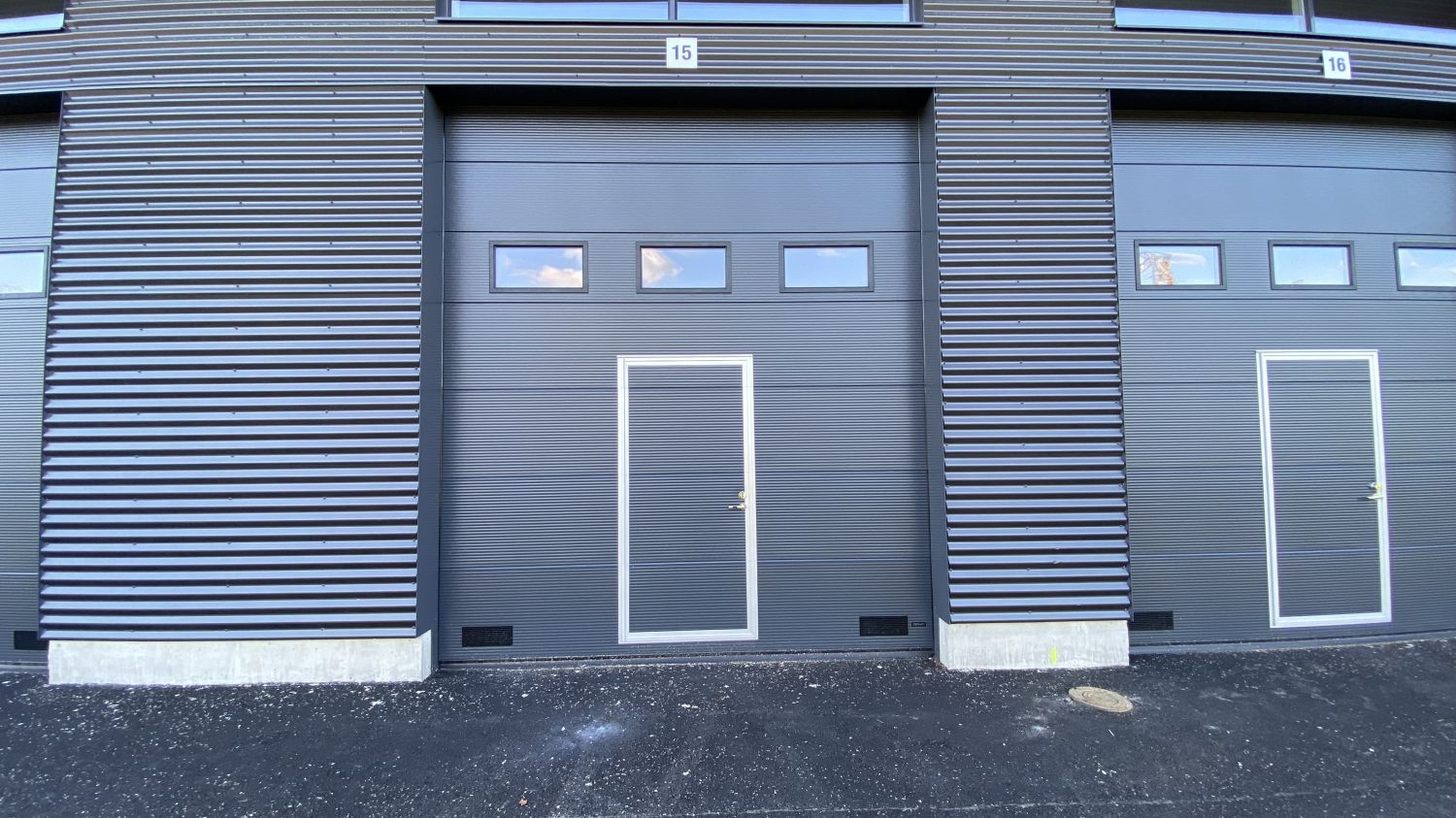 Sähköinen nosto-ovi ulkoa