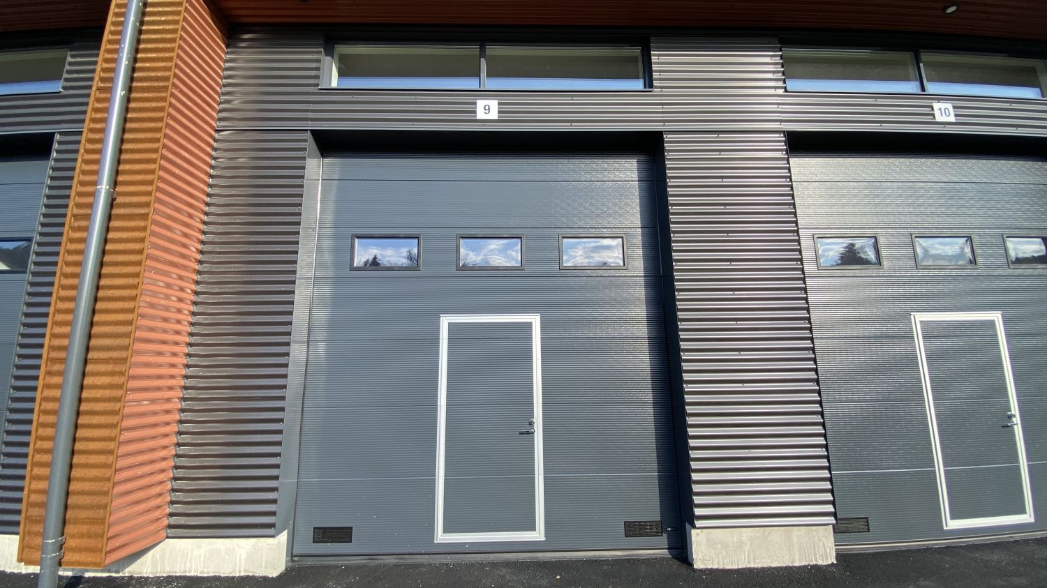 Sähköinen nosto-ovi ulkoa