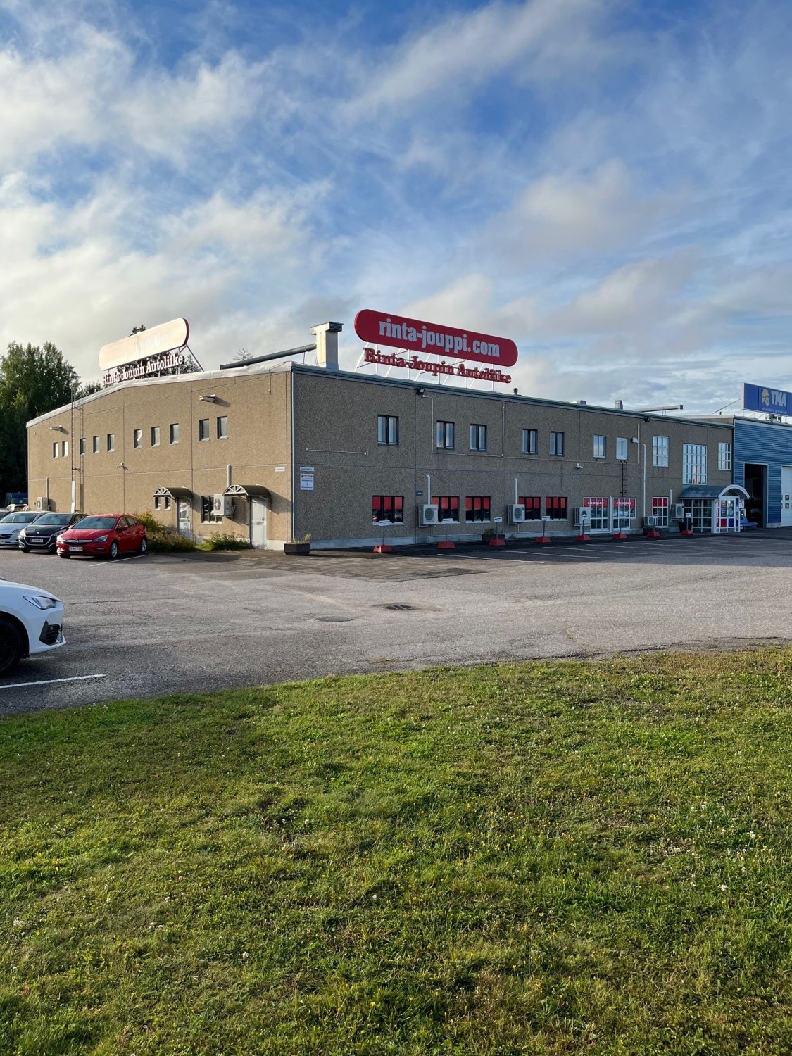 Autokaupan käytöstä vapautuva myymälätila.