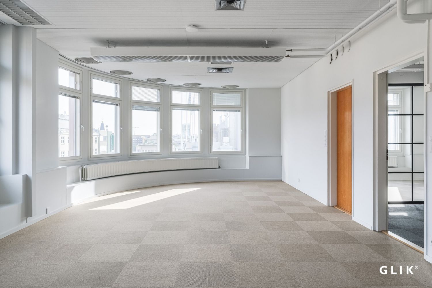 Kaarevat ikkunat kohti Hämeenkatua ja keskustoria