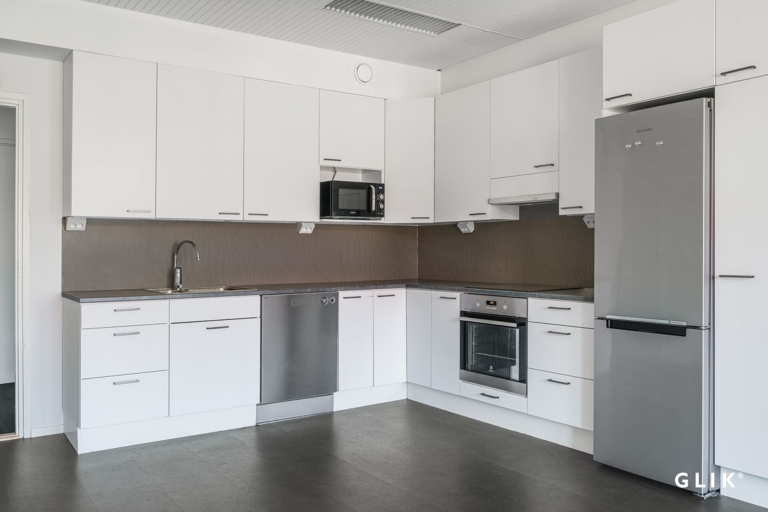 erillinen keittiö ja ruokailutila