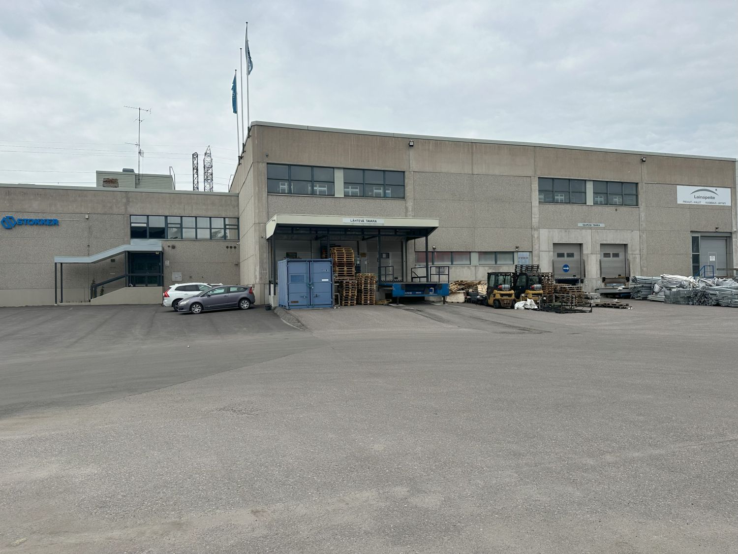 Vuokrataan korkeaa varastotilaa n.1200m2 (vapaa korkeus n.9m) + pientarvikevarastoa parvelta n.250m2 ja myyntinäyttelytilaa/toimistoa n. 500m2. Hyvät lastausalueet. Kehä III aivan vieressä!