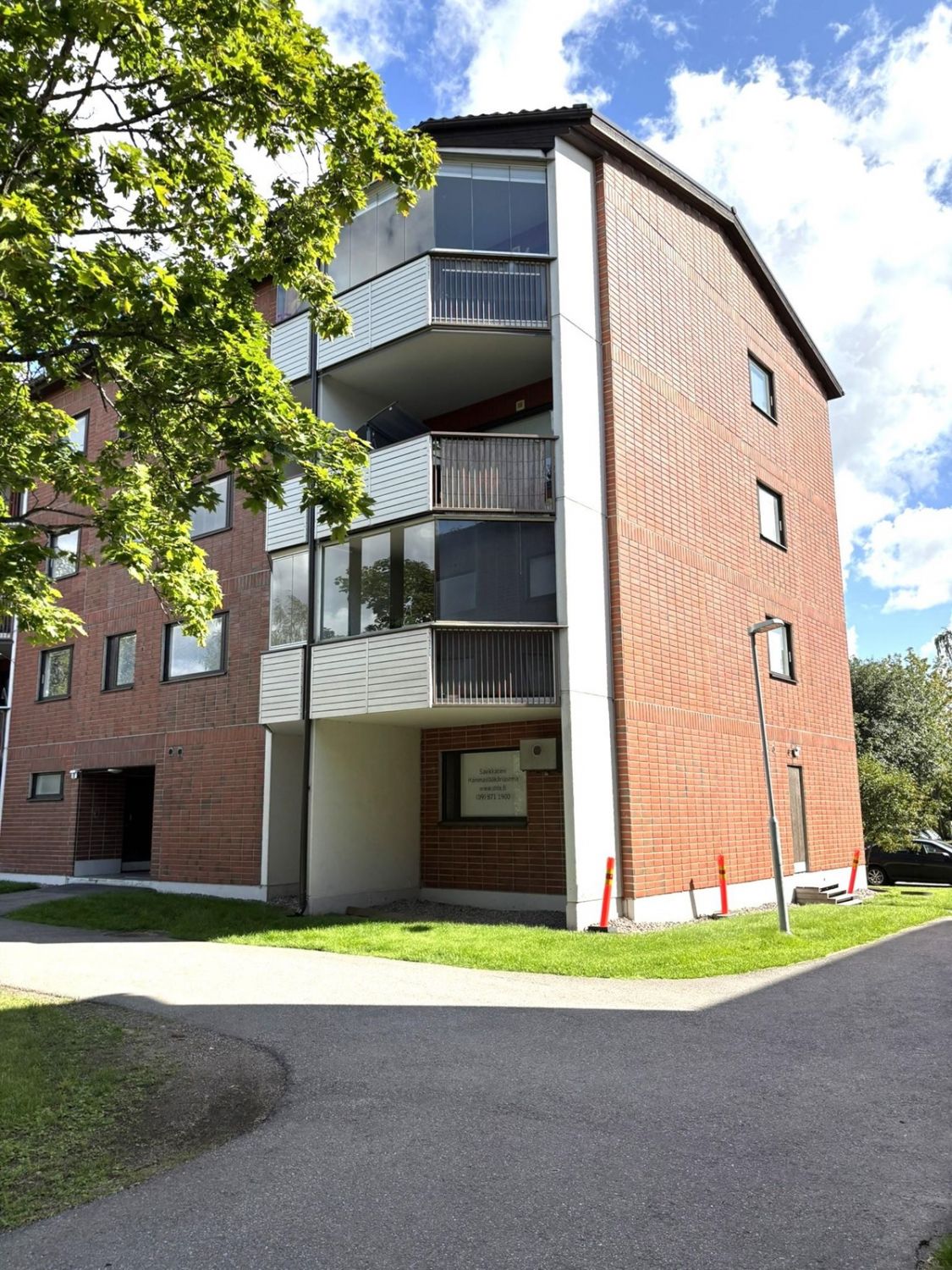 Heti vapaa ja helposti muunneltava katutason toimistotila, jossa on aiemmin toiminut hammaslääkärin vastaanotto.Tila soveltuu erinomaisesti vastaanottokäyttöön, terveysalan toimijalle, hyvinvointipalveluihin tai kauneudenhoitoalan yritykselle.Vuokra on arvonlisäveroton.Tila sopii hyvin myös toim...