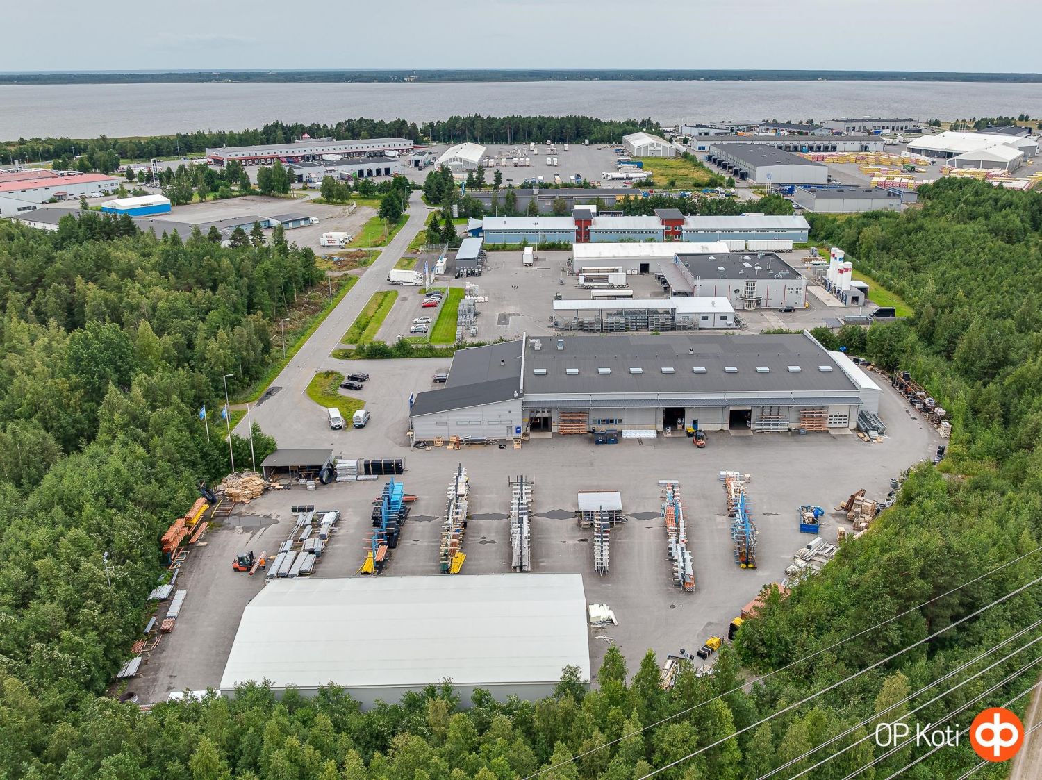 Myydään Oritkarintien päässä oleva laadukas, monipuolinen toimitilakohde. Kohde vuokrattu ja vapautuu uudelle omistajalle 1.4.2026. Kauppa toteutetaan myymällä Kiinteistö Oy Oulun Makason koko osakekanta, varainsiirtovero 1,5% kauppahinnasta.Kiinteistön yleiskunto tip-top. Hallitiloihin neljä suur...