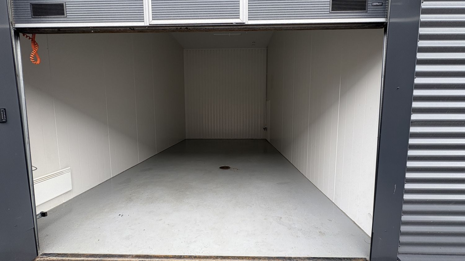 Tilakuva ulkoa sisälle päin