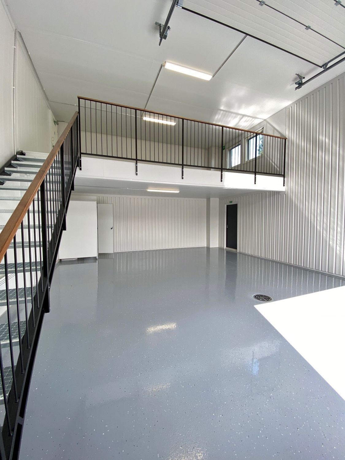 Keimolan Talliosakkeelta monikäyttöinen kulmavarasto, autotalli, harrastetila 1. Tilassa jo valmiina parvi ja wc sekä er...