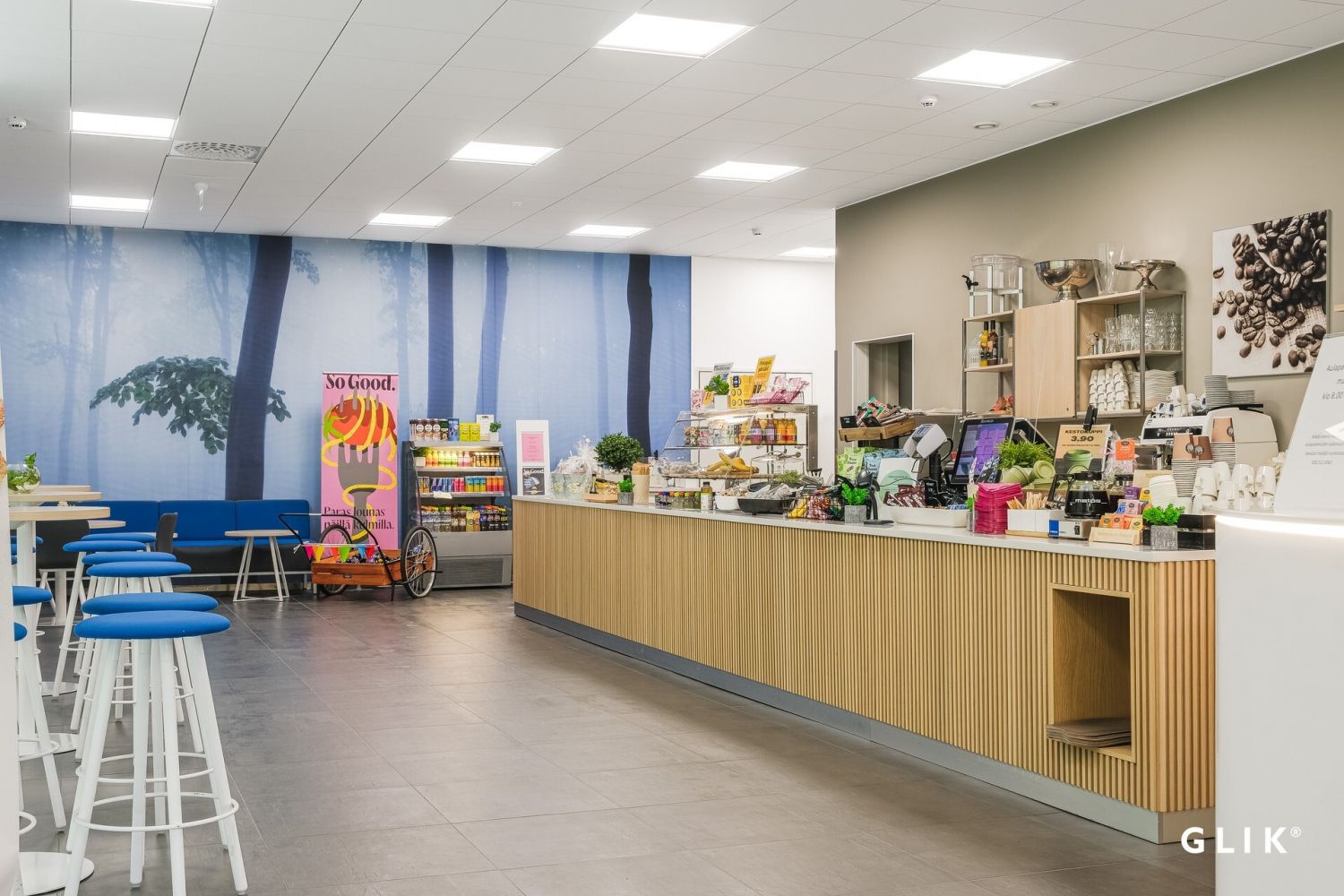 Ravintolan lisäksi kahvila ja kauppa