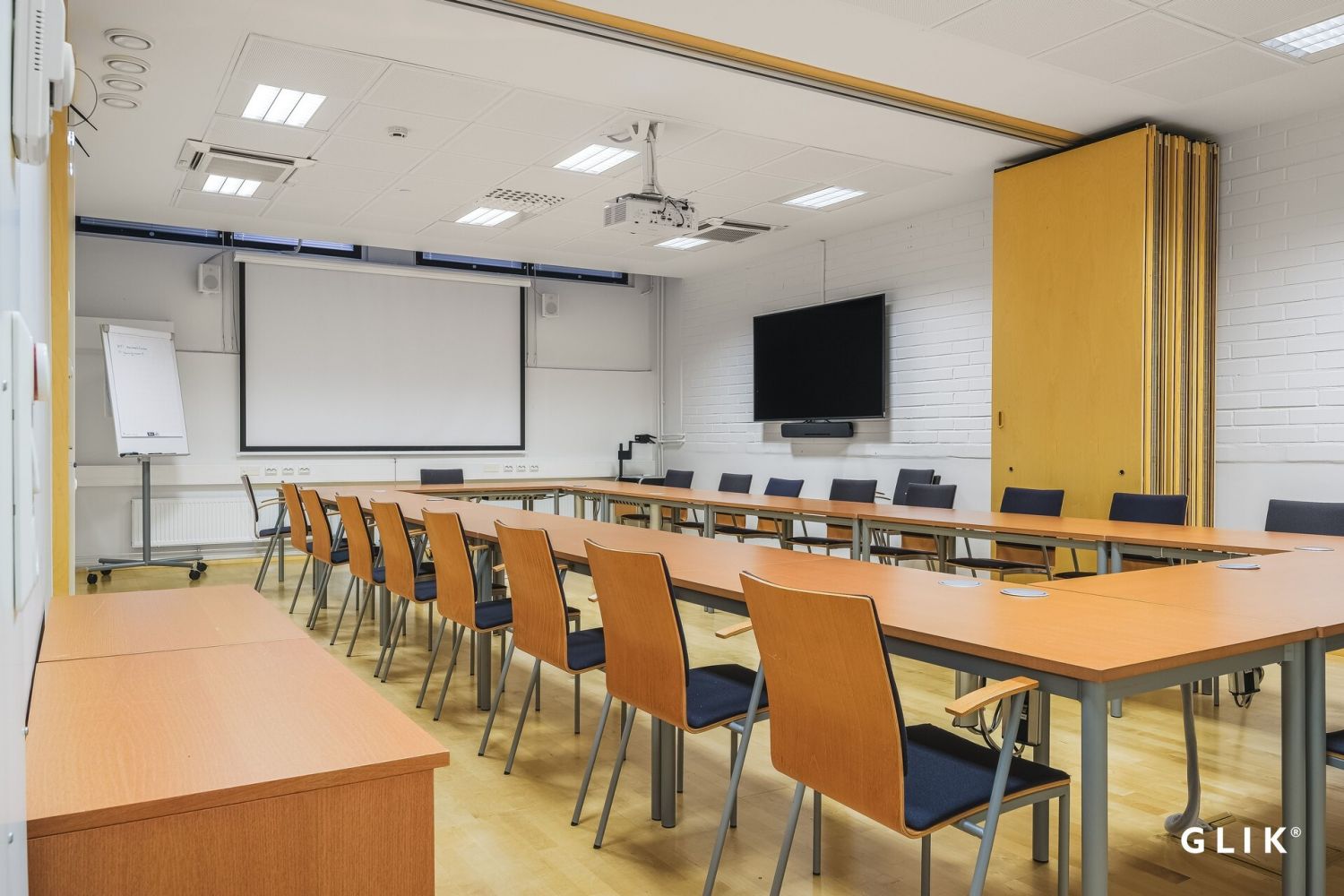 erillisiä kokoustiloja