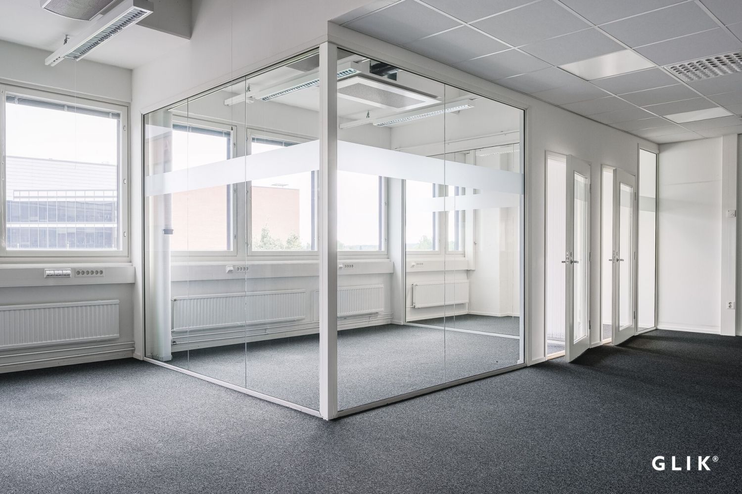 toimistotilaa lasiseinin