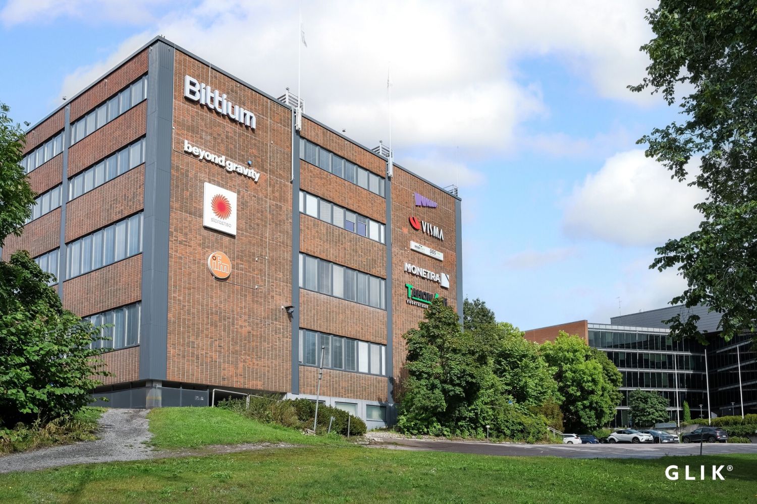 Mahdollisuus saada yrityksen logo näkyvälle paikalle