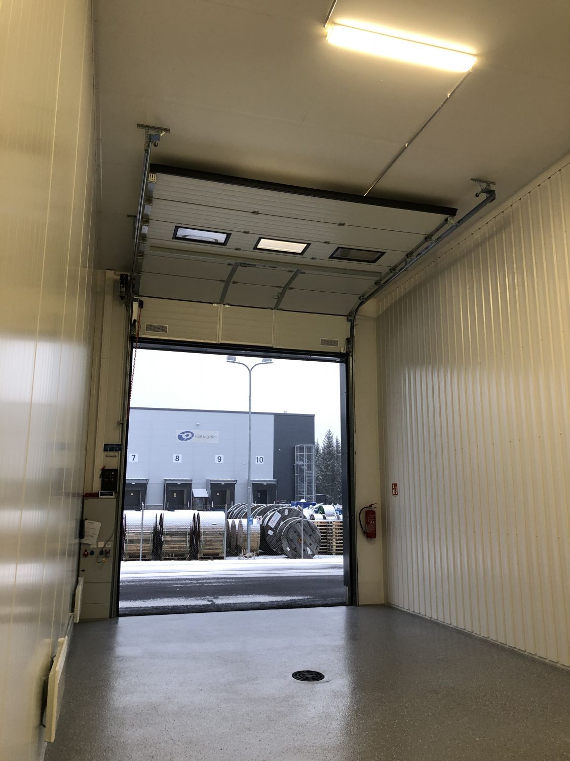 Tilakuva sähköiselle nosto-ovelle päin