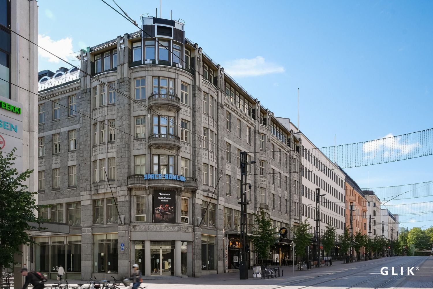 Liiketilaan sisäänkäynti on kulmassa