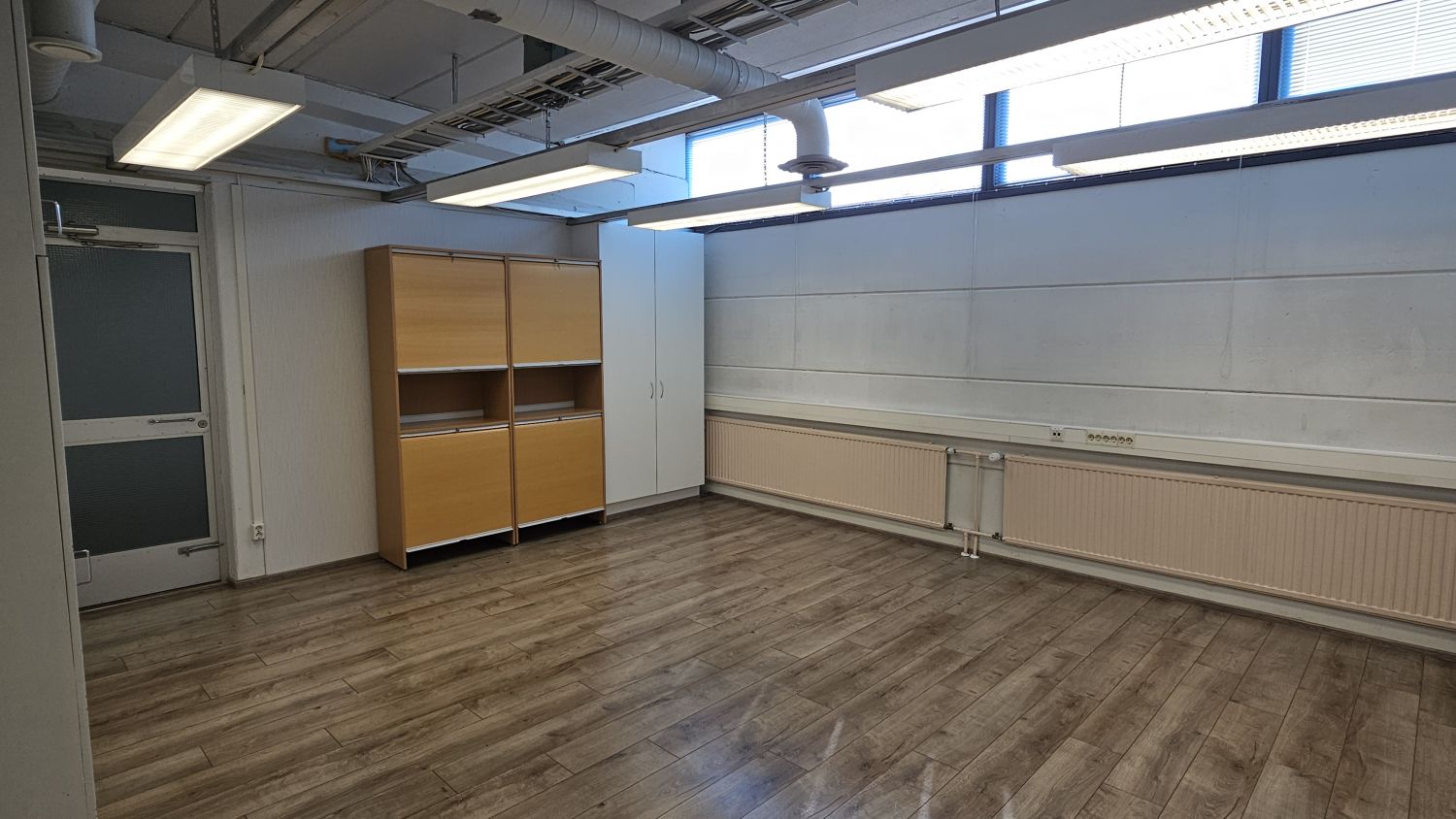 2. kerroksen iso toimistohuone