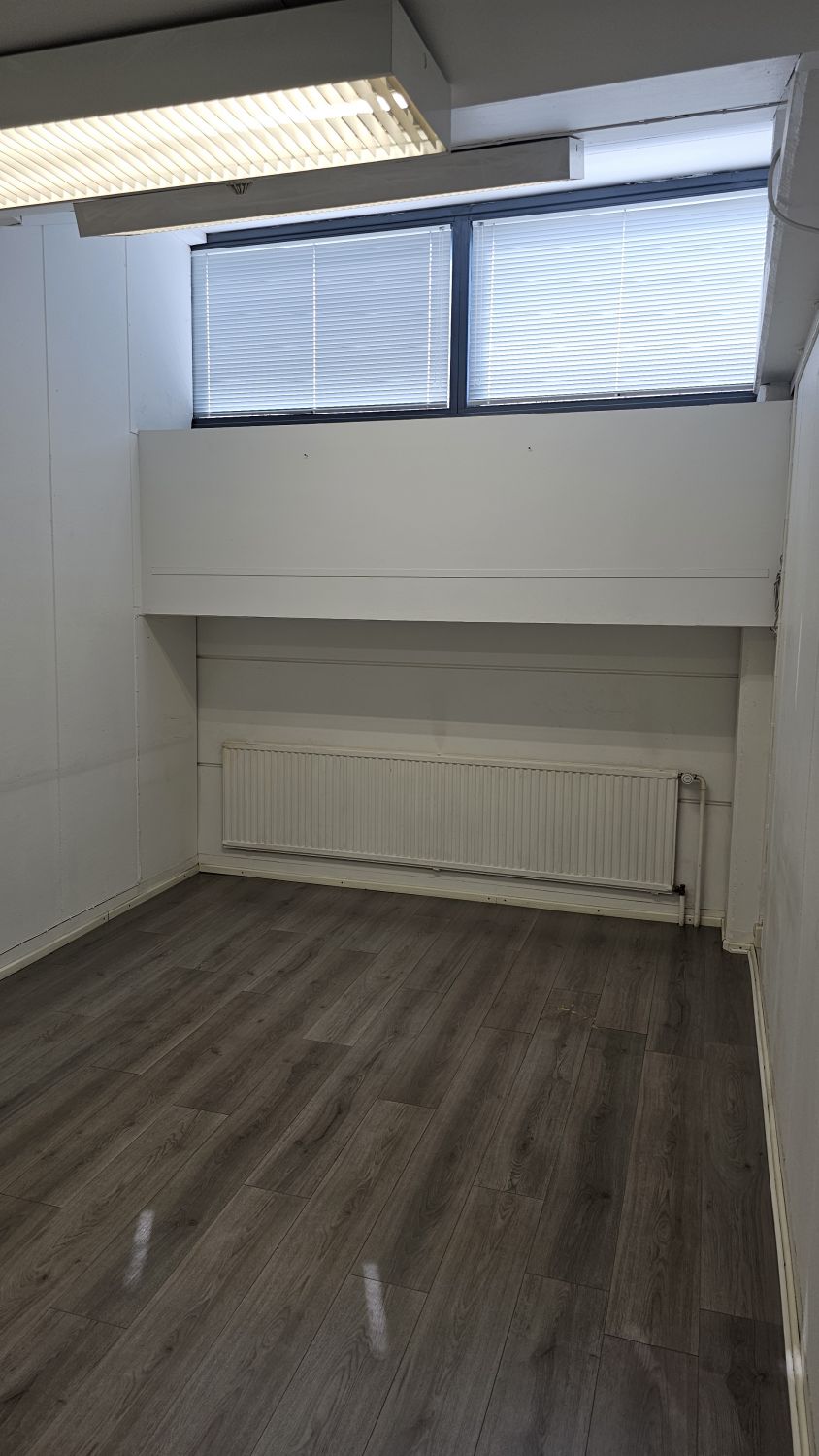 2. kerroksen pieni toimistohuone