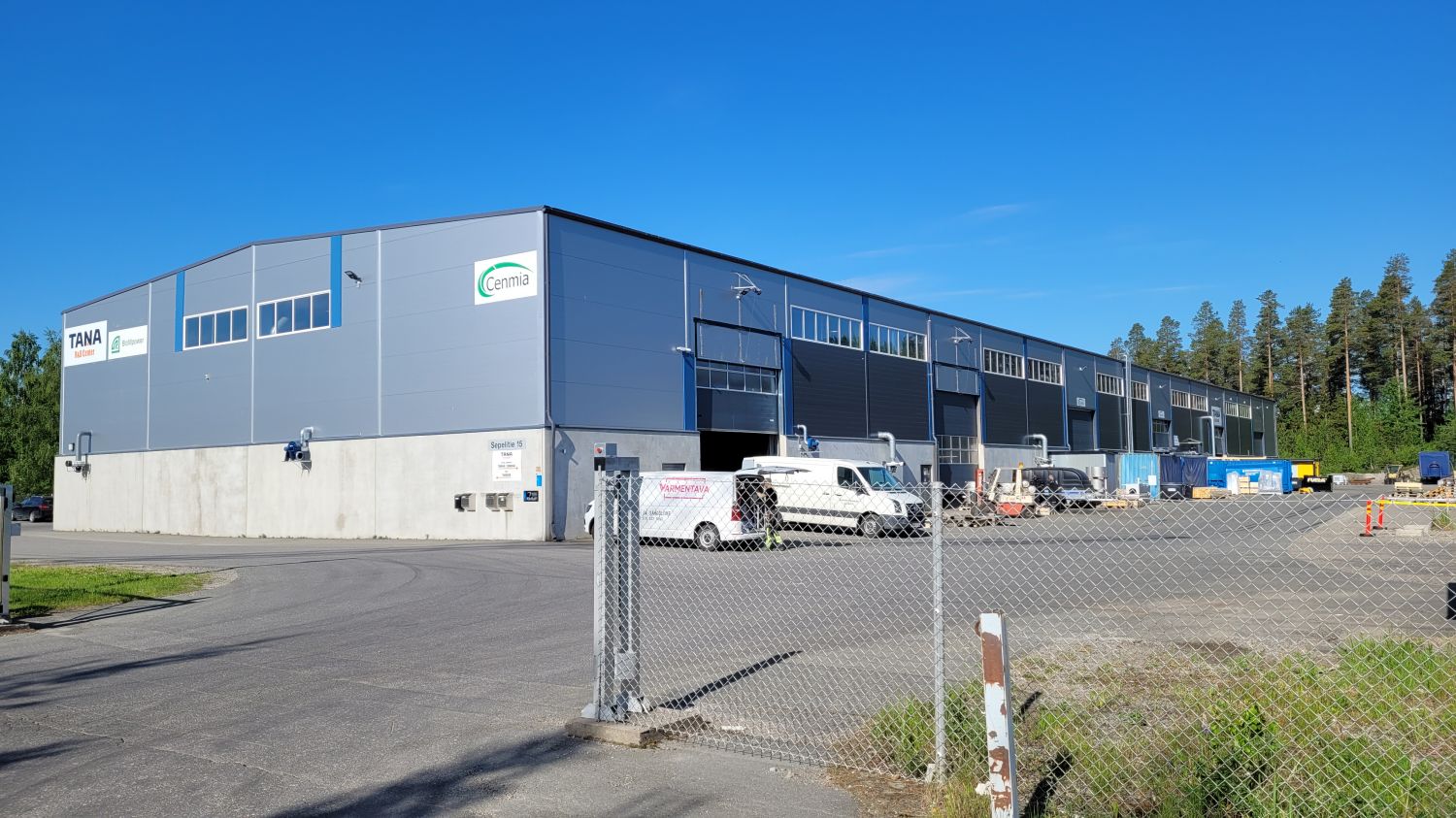 Vuokrataan Seppälänkankaalta n. 550 m2 tuotanto - / hallitila hyvältä paikalta. Hallitilan vapaa korkeus on n. 7m ja hal...
