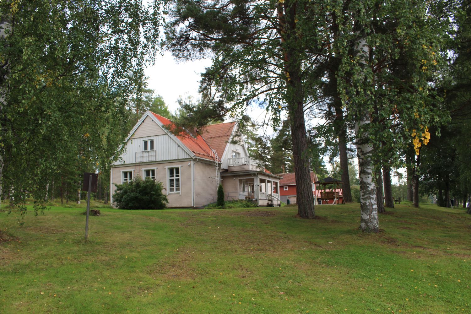 Myydään kauniin Hirvijärven rannalla sijaitseva matkailukiinteistö Kuopion Karttulassa. Rauhallisella tontilla on omaa rantaviivaa noin 600 metriä, josta osa ollut käytössä ja osa metsäistä. Kohde sopii erinomaisesti esimeriksi leirikeskuskäyttöön. Kattava rakennuskanta käsittää niin majoitus- kuin ...