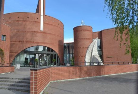 Vuokrataan siistiä toimistotilaa Kankaanpään keskustasta arkkitehtoonisesti korkeatasoisesta kohteesta. Lähellä keskustan palvelut, kiinteistössä useita muita toimijoita, mm. lounasravintola.