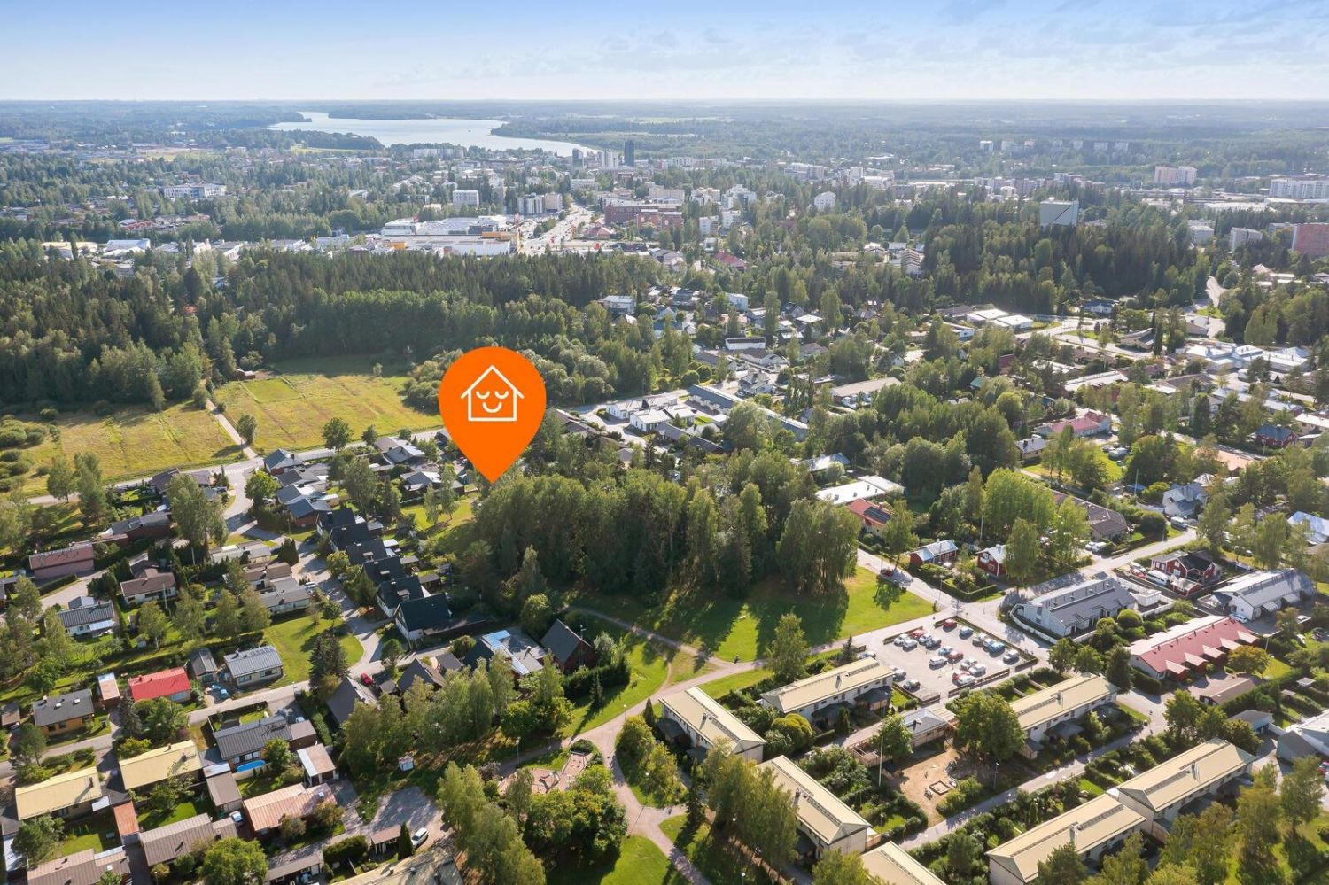 Tämä tontti on harvinainen löytö alueella. Tontista on mahdollisuus ostaa vain osa.

Pienen kujan päädyssä oleva suoraka...