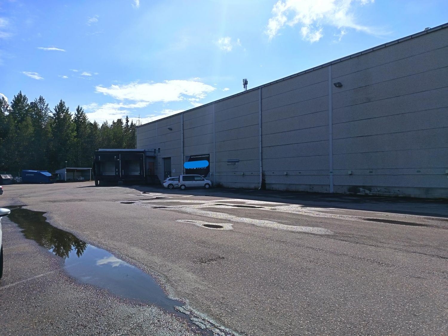 Suuri piha-alue varaston edessä