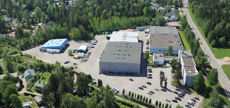 Korkea varastotilaa, jossa kaksi lastaustaskua ja yksi suuri maantasalla sijaitseva nosto-ovi. Varastossa on kuormalavahyllyt valmiina. 