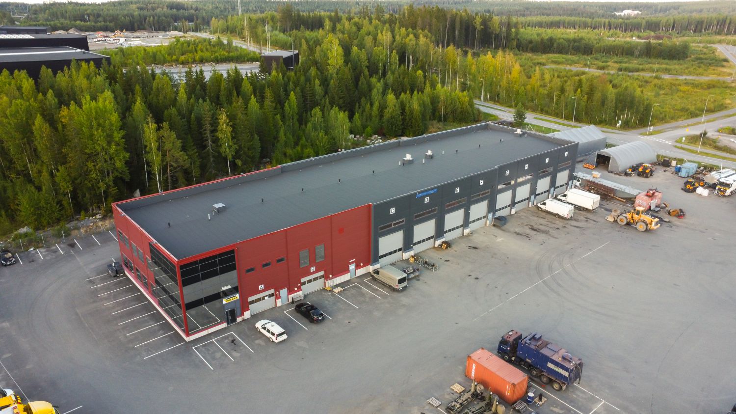 Näkyvällä paikalla läpiajettavaa halli- ja toimistotilaa.