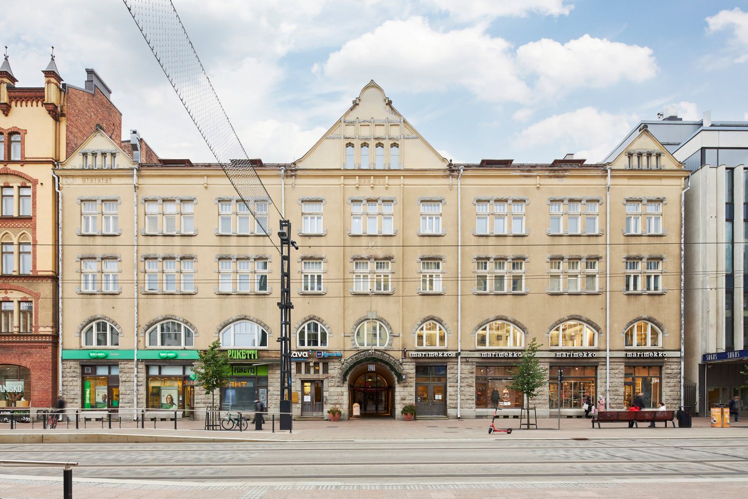 Ylimmän kerroksen tila on toiminut aiemmin lääkäriasemana. Huoneissa vesipisteitä, hyvät sosiaalitilat ja aula. Voidaan vuokrata myös muuhun käyttöön.