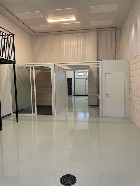 Vuokrattavana kaksi tilaa yhdessä (tilat 1 + 32). Ainutlaatuinen tilakokonaisuus. Suositulta Lempäälän Talliosakkeelta vuokrattavissa monikäyttöistä varasto- ja toimitilaa. 