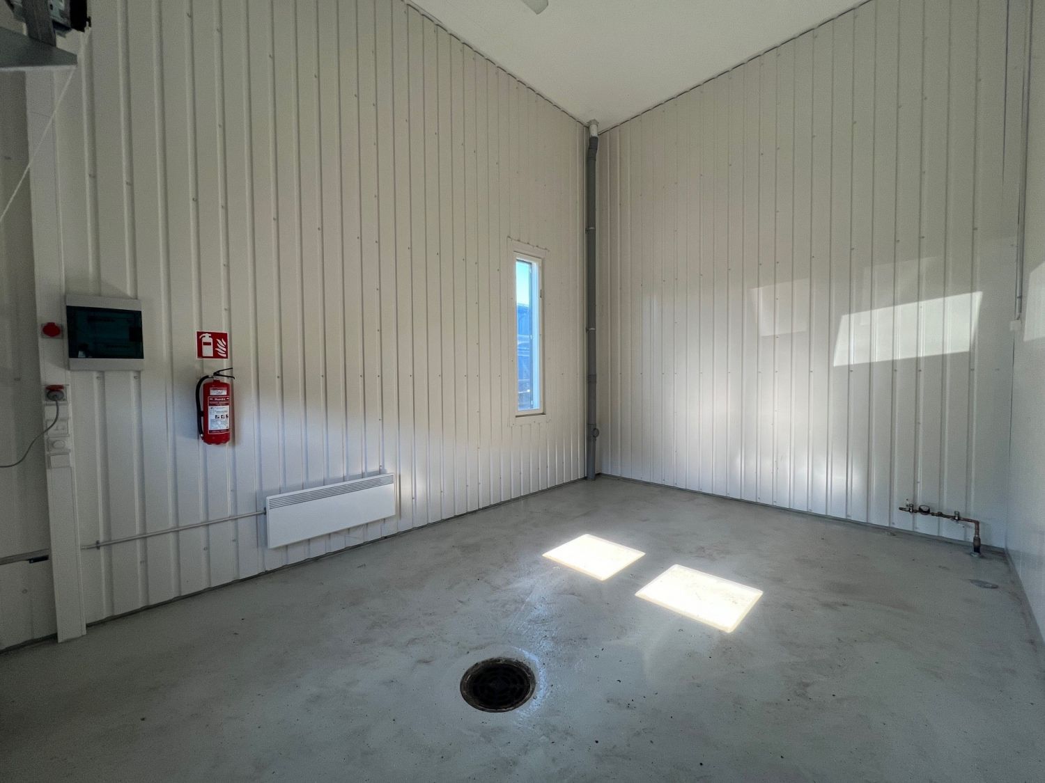 Takalaanilan Talliosakkeelta monikäyttöinen, ikkunallinen ja valoisa kulmavarasto, autotalli, harrastetila 9.