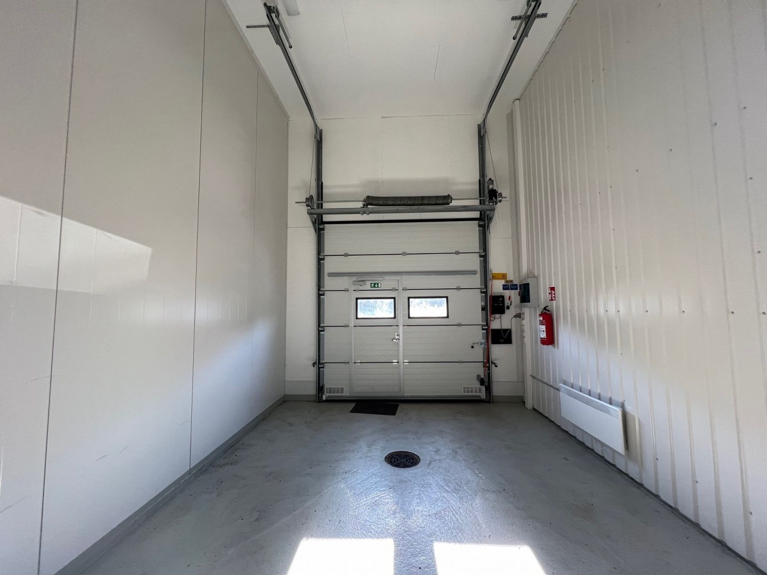 Tilakuva sähköiselle nosto-ovelle päin