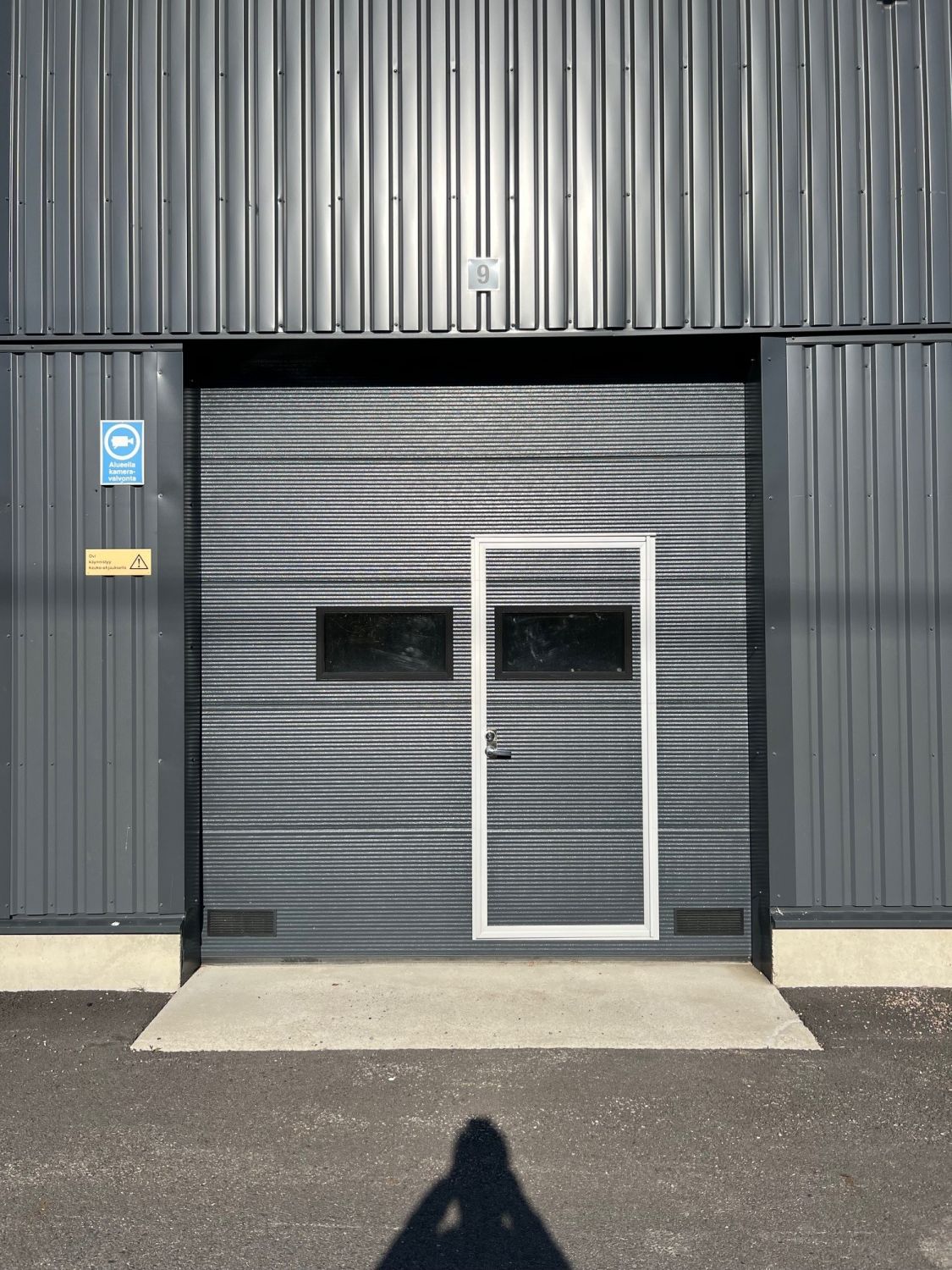 Sähköinen nosto-ovi ulkoa