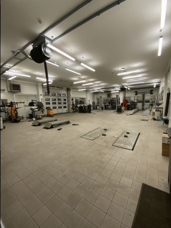 Autokorjaamolta vapautuva toimitila.