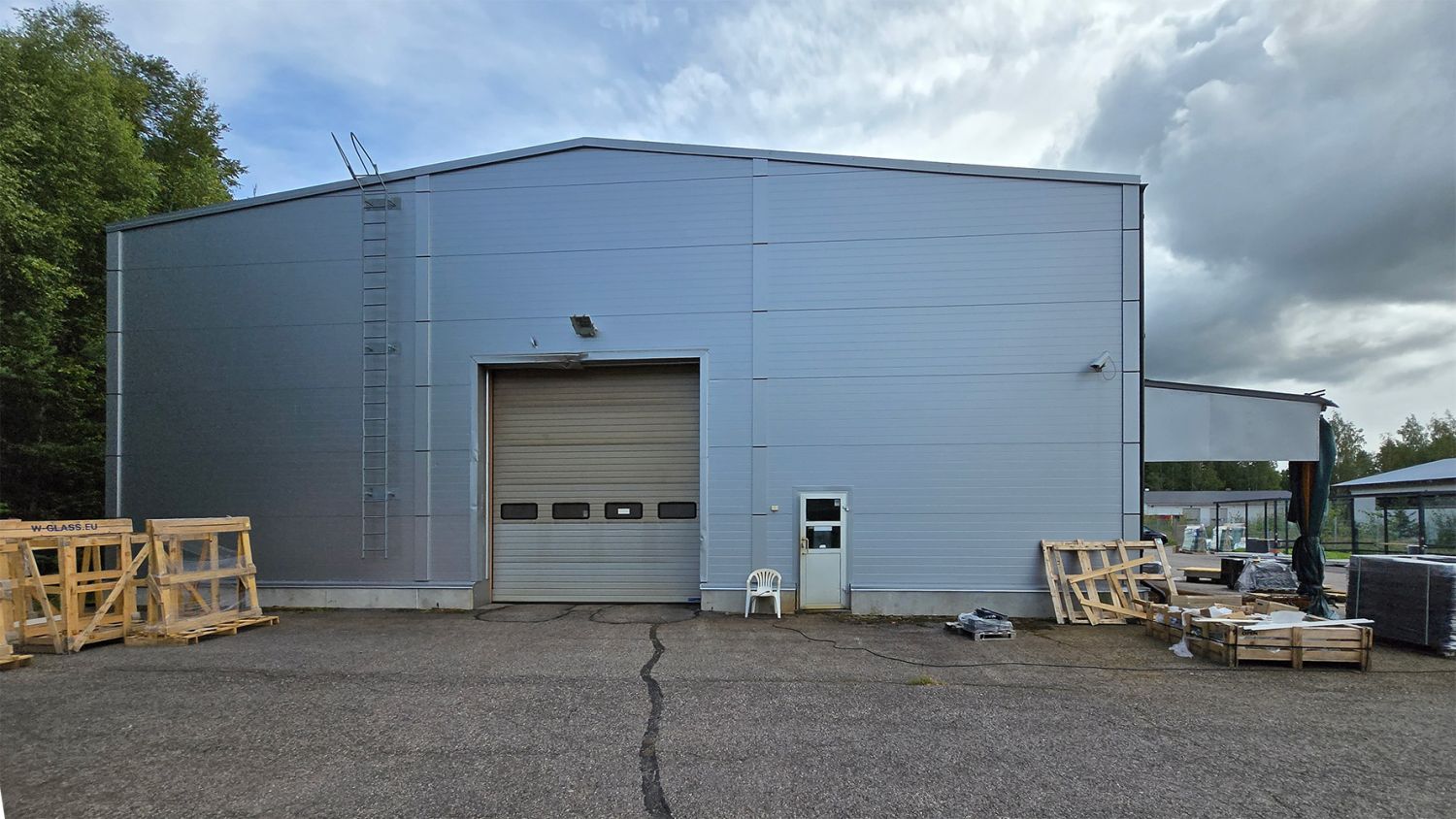 Vuokrattavana korkea hallitila siltanosturilla ja piha-alue Järvenpäässä! Vuokra 1999 €/kk + alv