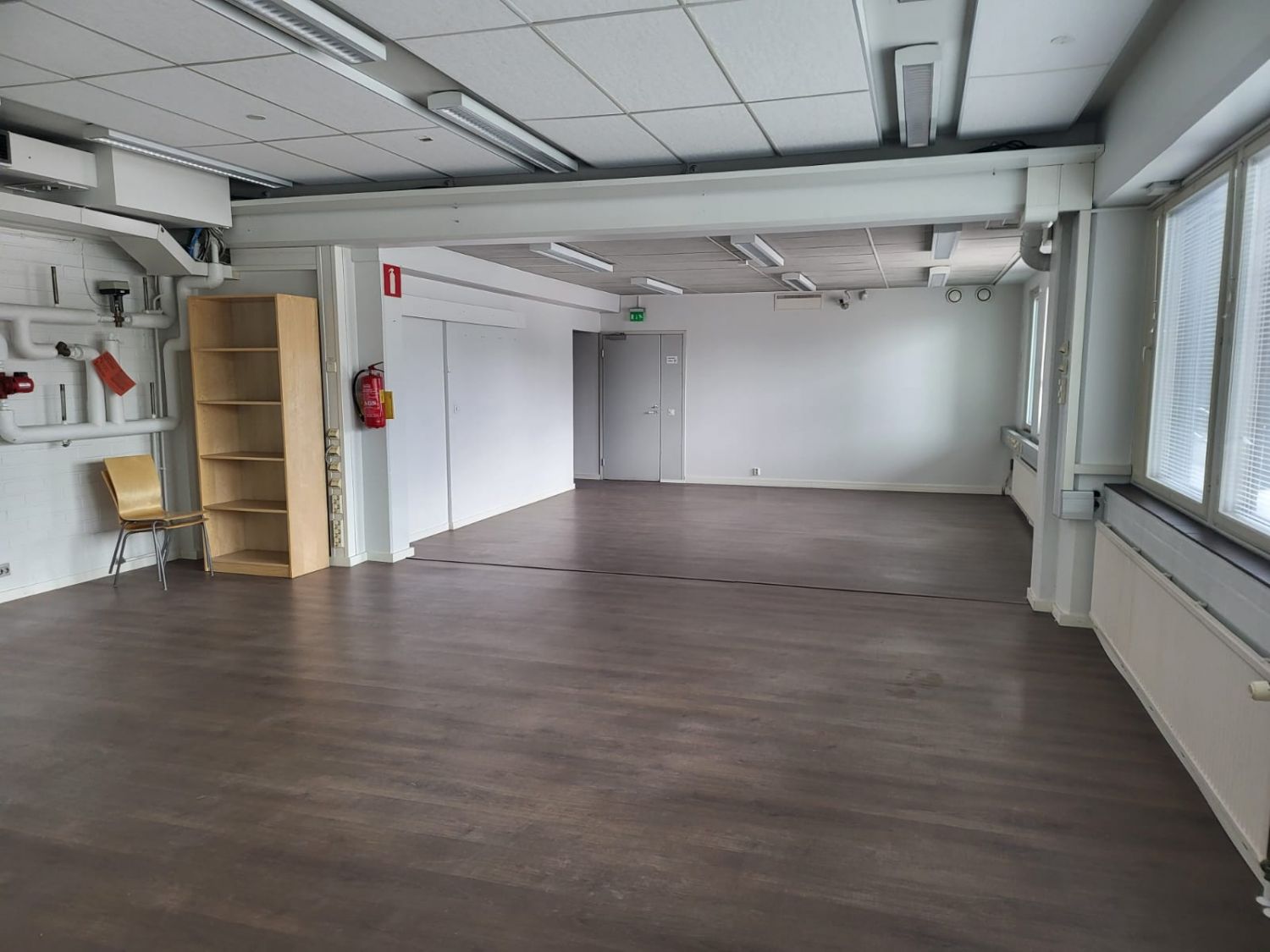 Vuokrataan Kuormaajantieltä n. 130 m2 toimisto - / ja varastotilaa. Varastotilaa katutasossa n. 90 m2, johon tuulikaapillinen eteinen ja ulko-ovi levennyksellä. Tuulikaappi myös mahdollista purkaa.Toimistotilat n. 40 m2 kaksi kerrosta ylempänä, jossa avotilaa ja isot ikkunat. Yhteiskäyttöinen WC j...
