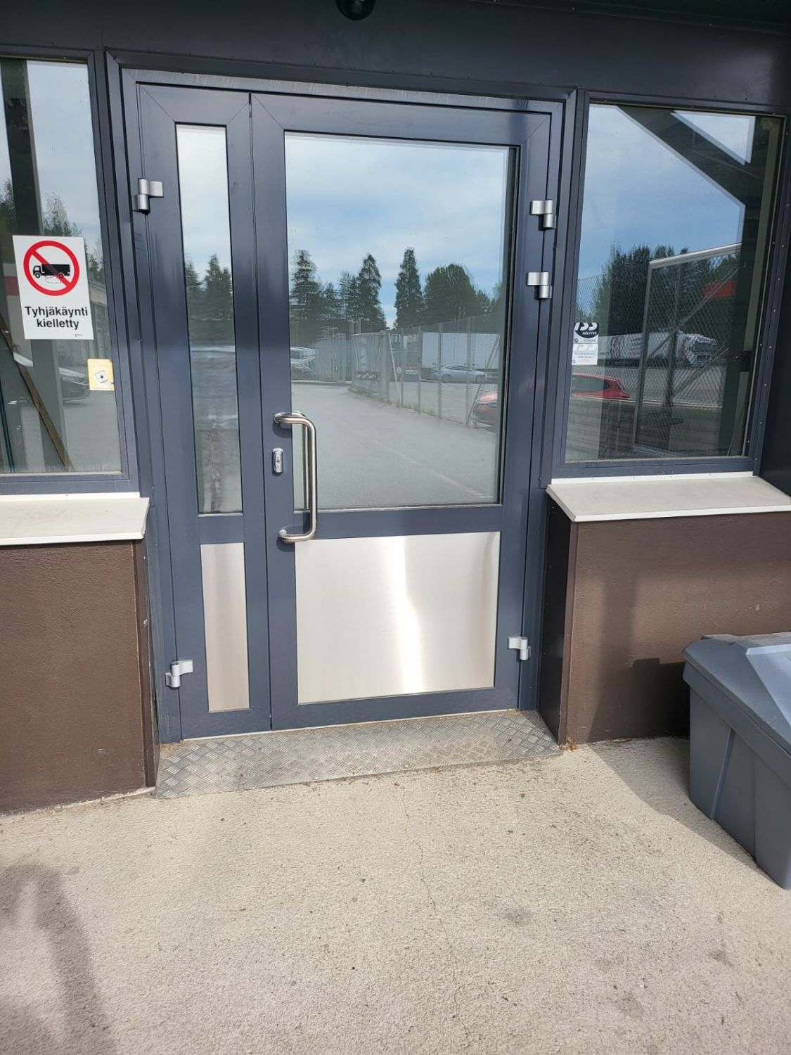 Alaovi levennyksellä varastotilaan