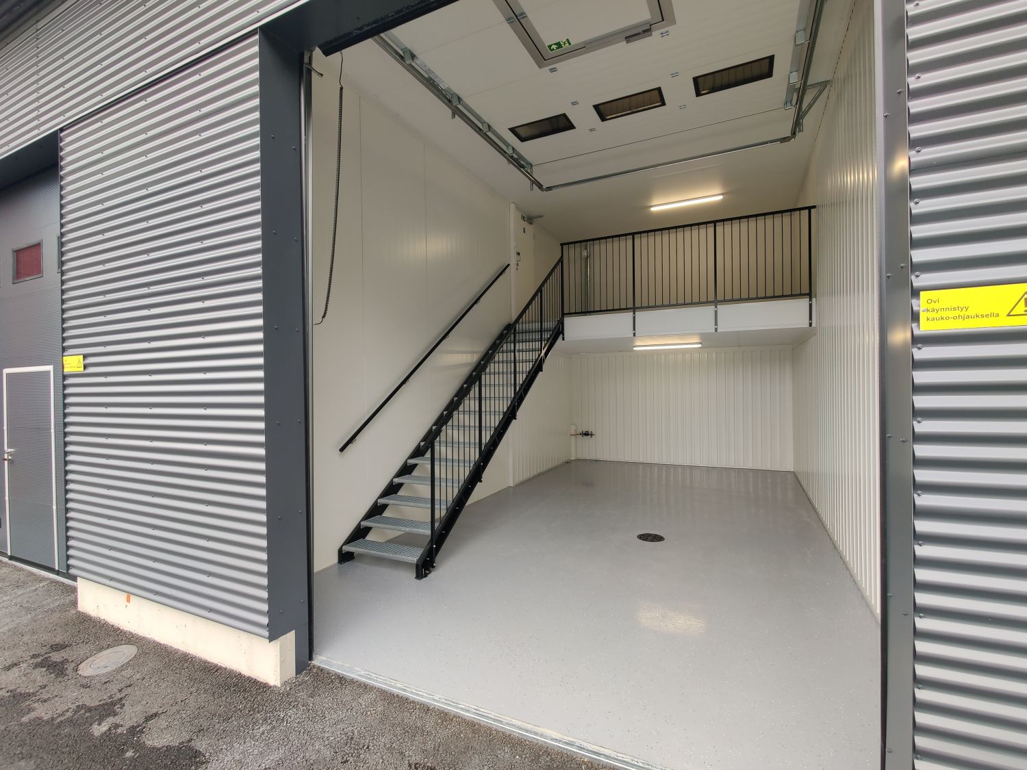 Tilakuva ulkoa sisälle päin