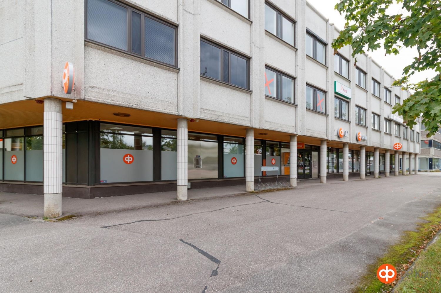 Äänekosken ydinkeskustassa liiketila, jossa vuokralla pankki ja kiinteistövälitystoimisto. Katutasossa (381m2) liiketila/pankkisali sekä erillisiä toimistohuoneita. Kellarikerroksessa neuvottelu- ja sos.tilat. (274m2). Tilat ovat siistikuntoiset ja niissä on oma jäähdytysjärjestelmä. Vuokrattu. Kysy...