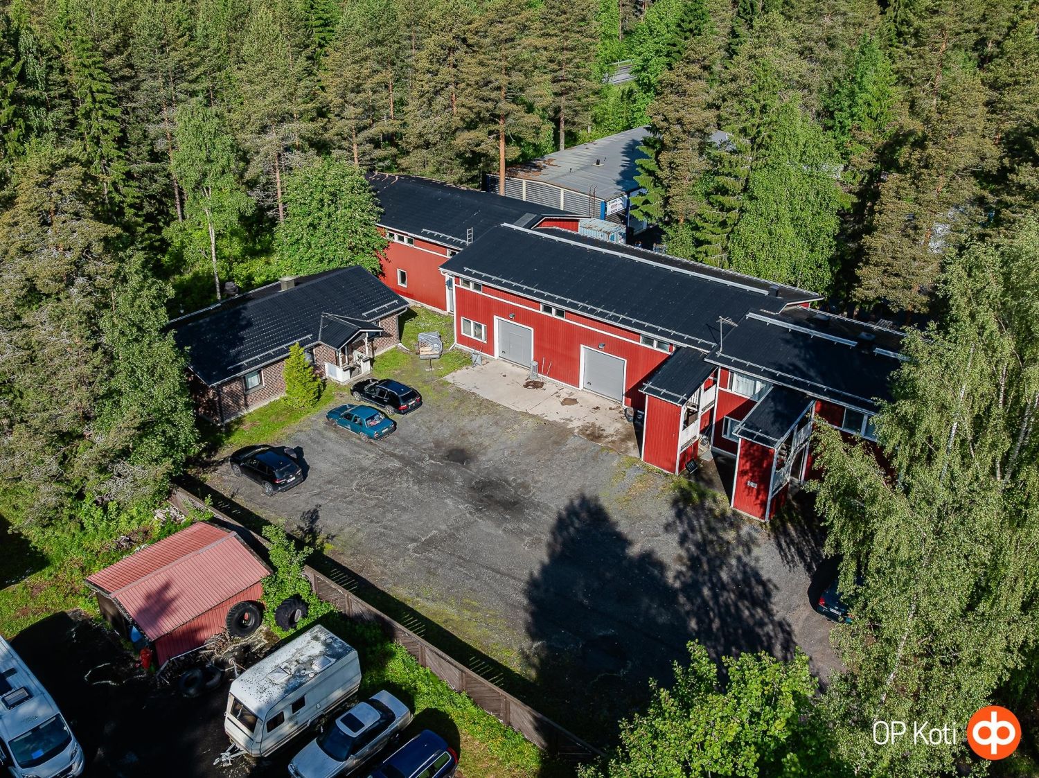 Vuokraoikeudella sijaitsee noin 450 neliömetrin kokoinen pienteollisuusrakennus, jossa on kolme hallia varustettuna nosto-ovilla. Suurimmassa hallissa on sekä ala- että yläkerta, kun taas kahdessa muussa hallissa on korkeaa tilaa, joka mahdollistaa monenlaisen toiminnan. Rakennuksen päädyssä sijaits...