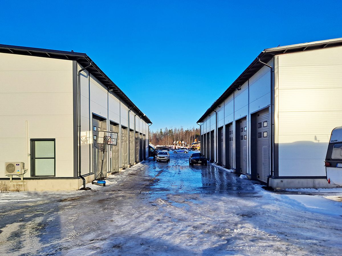 Vuokrataan todella hyvin varusteltu halli- ja tallitila Kivikonlaidassa! Vuokra 999 €/kk, alv-vapaa

