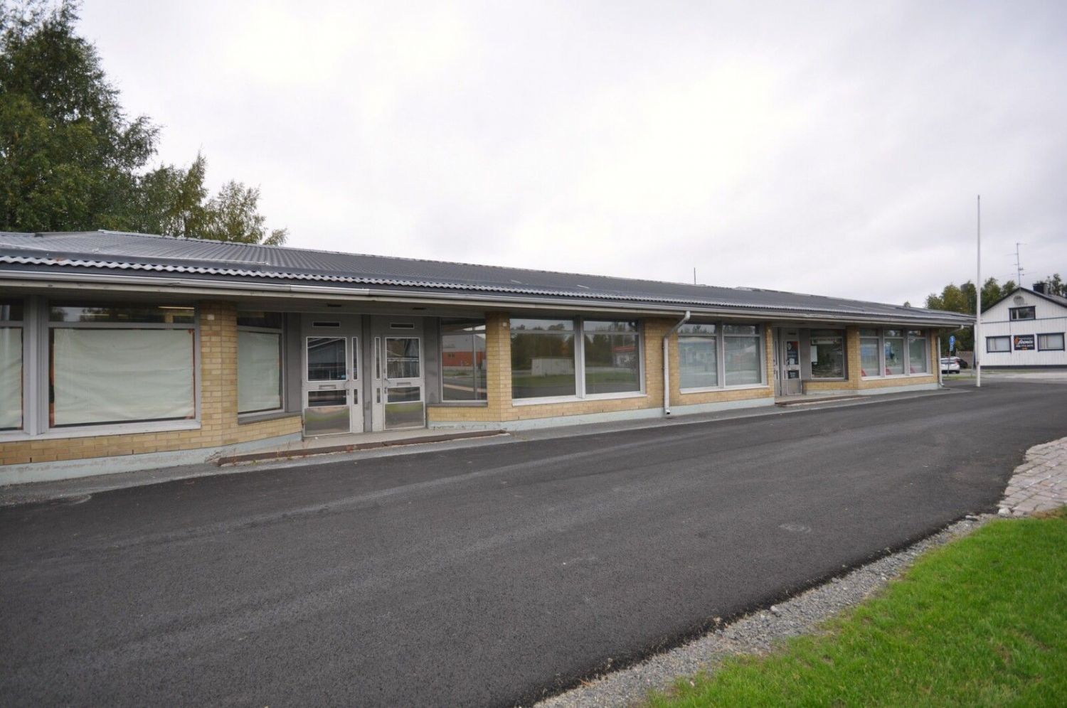 2 valoisaa katutason toimistotilaa Torniossa